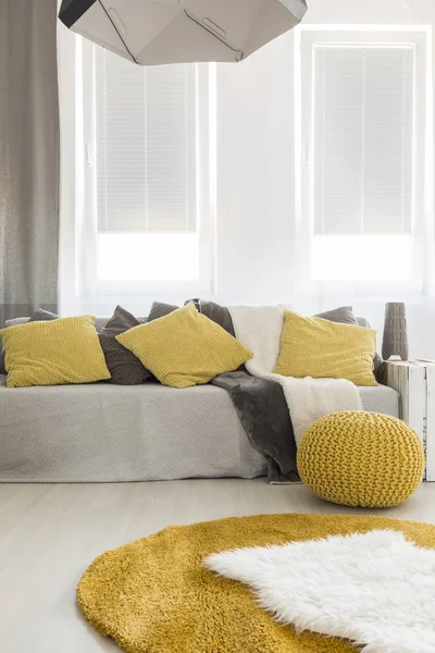 Habitación con sofá y almohadas —  Fotos de Stock