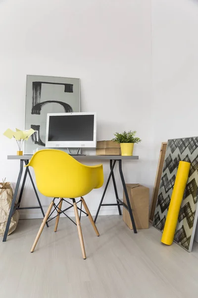 Lieu de travail avec chaise jaune — Photo