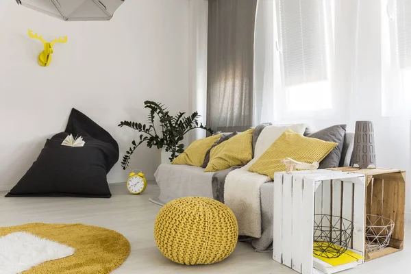 Δωμάτιο με καναπέ και κίτρινο πουφ — Φωτογραφία Αρχείου