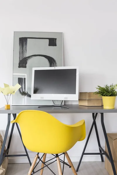 Рабочий стол, компьютер и желтый стул — стоковое фото