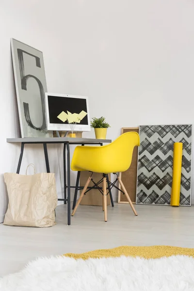 Chaise jaune et bureau — Photo