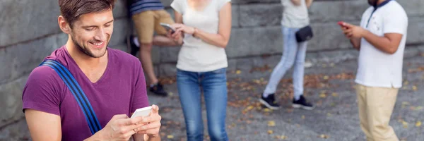 Junge Leute kommunizieren auf dem Smartphone — Stockfoto