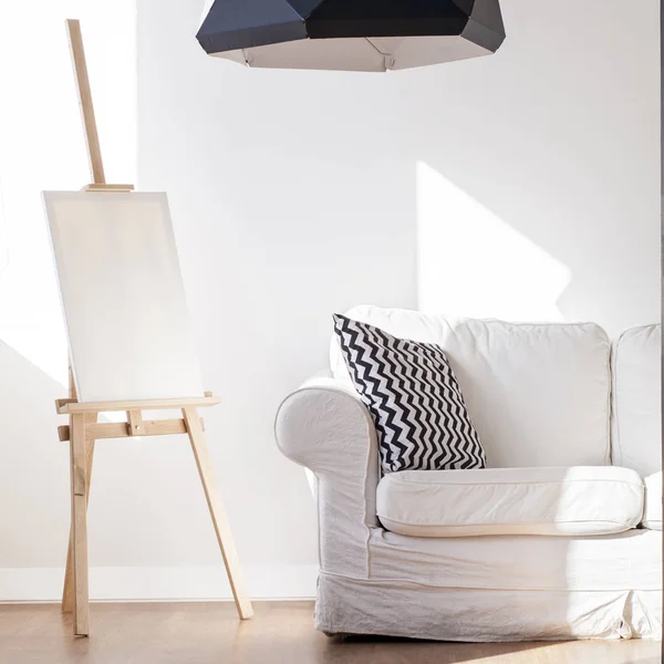 Easel e sofá na sala minimalista — Fotografia de Stock