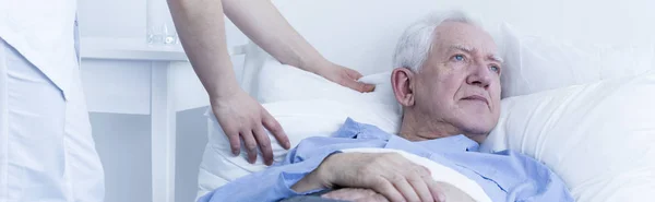 Hombre triste mayor en cama de hospital — Foto de Stock