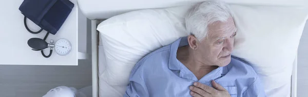Homem idoso que sofre de dor no peito — Fotografia de Stock