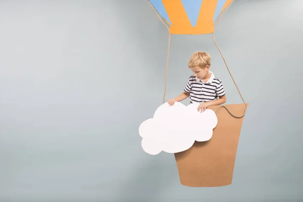 Jongen in de ballon van de diy papier — Stockfoto