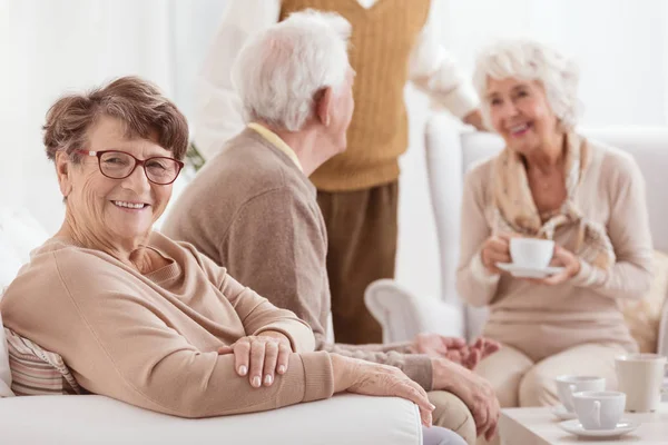 Senioren verbringen Zeit miteinander — Stockfoto