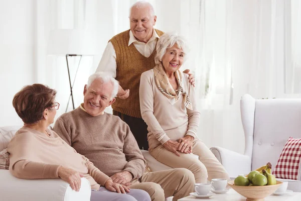 Parejas mayores relajándose juntas — Foto de Stock