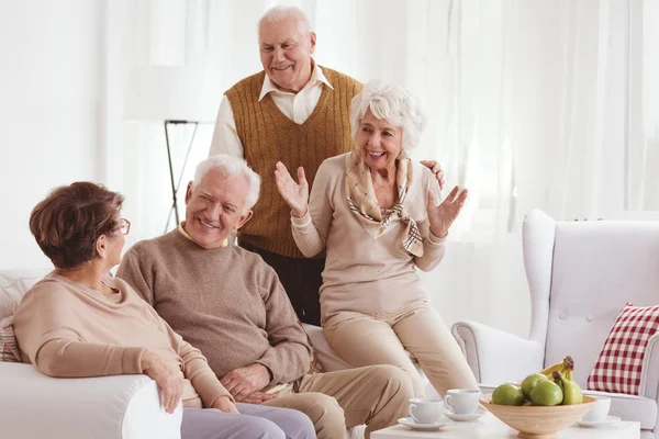 Volwassen vrienden praten en lachen — Stockfoto