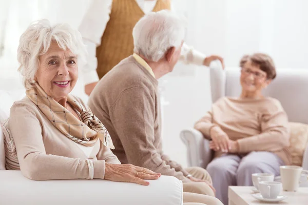 Mujer madura y sus amigos — Foto de Stock