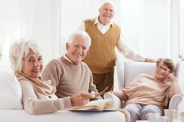 Gepensioneerden in bejaardentehuis — Stockfoto