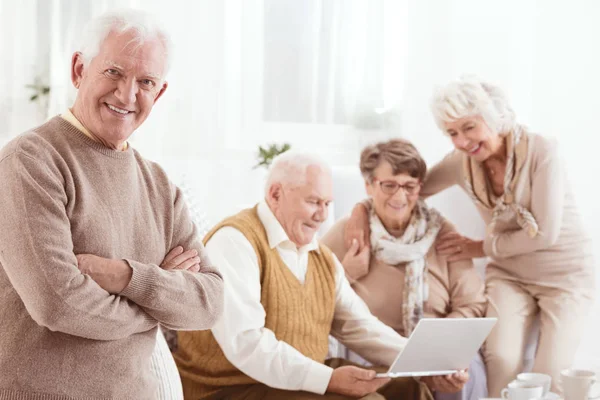 Homem sênior feliz com amigos — Fotografia de Stock