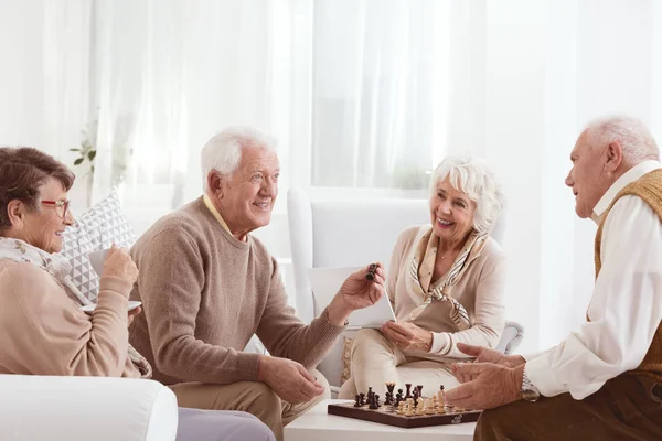 Senioren spielen Schach — Stockfoto