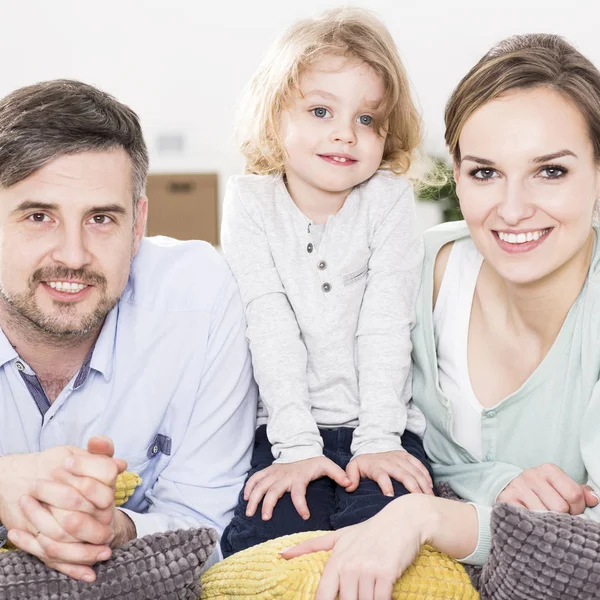 Sorrindo jovem casal e menino pequeno — Fotografia de Stock