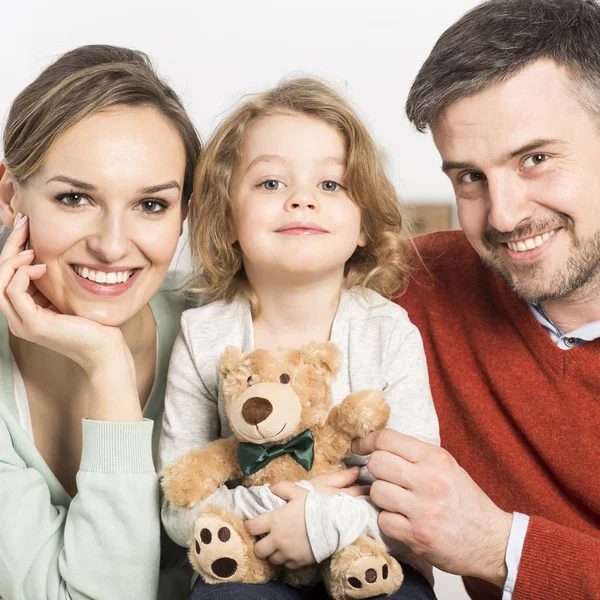 Sonriendo a los padres con su hijo —  Fotos de Stock