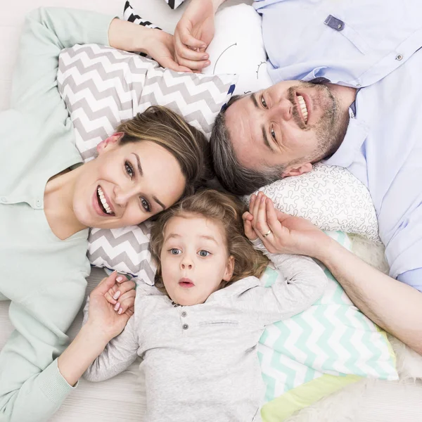 Padres con hijos relajándose juntos —  Fotos de Stock