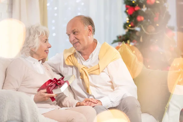 Senior vrouw ontvangende kerstcadeau — Stockfoto