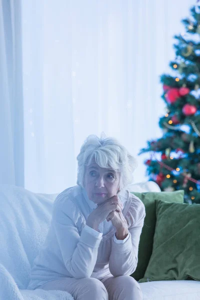 Ensam senior kvinna vid jul — Stockfoto