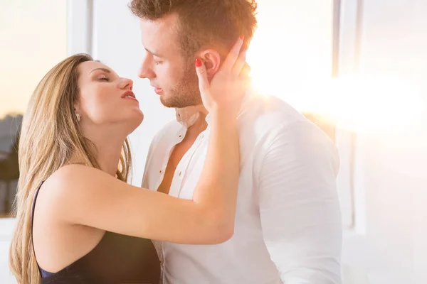 Jeune couple sur le point d'embrasser — Photo