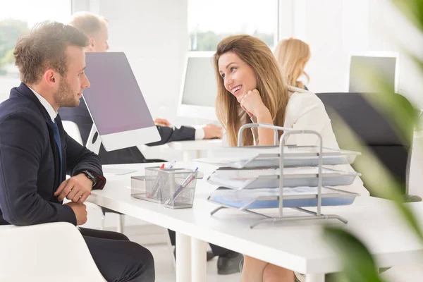 Couple laughing in the office — Stock Photo, Image