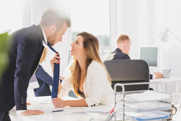 Couple passionné dans le bureau — Photo