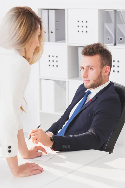 Seductive woman talking to boss — Stock Photo, Image