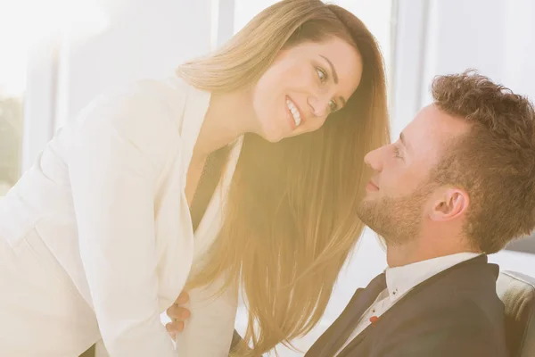 Casal sorrindo no escritório — Fotografia de Stock