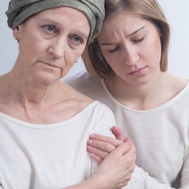 Üzgün kızı destekleyici hasta annesi 