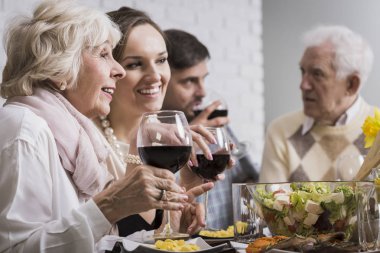Aile akşam yemeği sırasında şarap içme kadın