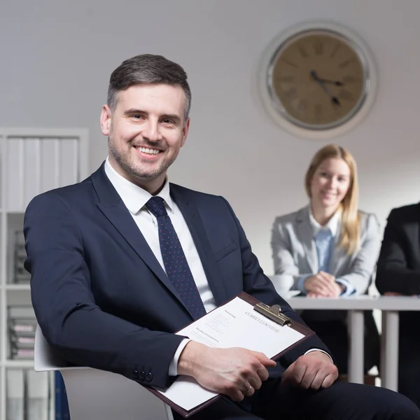 Uomo sorridente sul colloquio di lavoro — Foto Stock