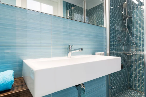 Синяя современная ванная комната — стоковое фото