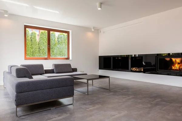 Stilvolles Wohnzimmer mit modernem Kamin — Stockfoto