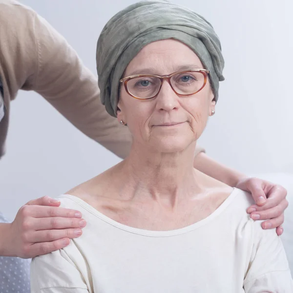 Mujer con cáncer cansado con pañuelo en la cabeza — Foto de Stock