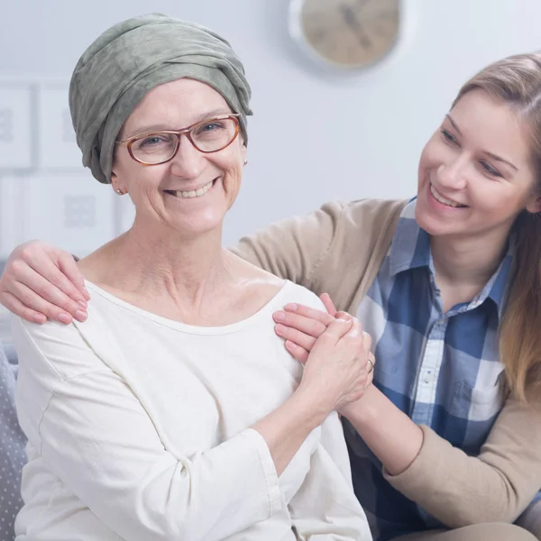 Mujer con cáncer sonriente —  Fotos de Stock