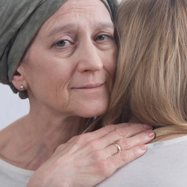Mulher do câncer abraçando jovem — Fotografia de Stock