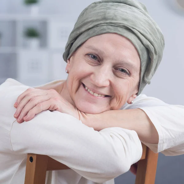 Elegante onkologische Patientin mit Kopftuch — Stockfoto