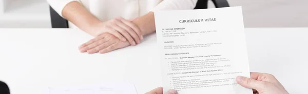 Curriculum vitae houden door een recruiter — Stockfoto