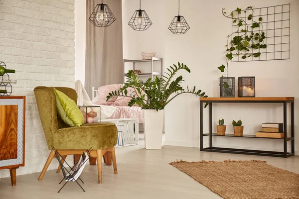 Weißes Interieur mit grünem Sessel — Stockfoto