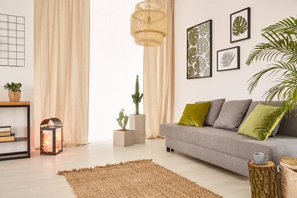 Zimmer mit Sofa und Fenster — Stockfoto