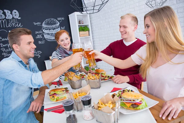 Gente animando con cerveza — Foto de Stock