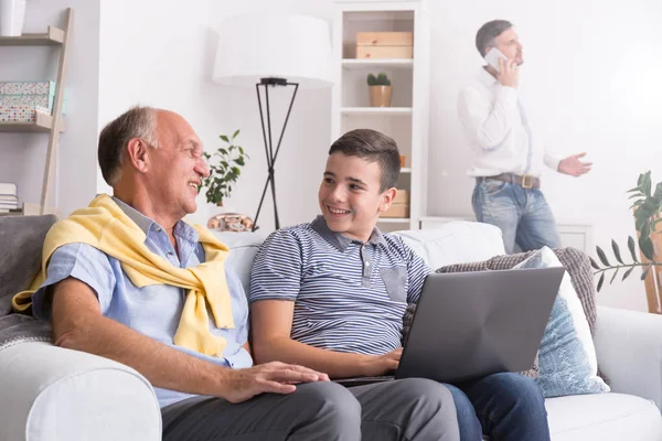 Niño usando ordenador portátil — Foto de Stock