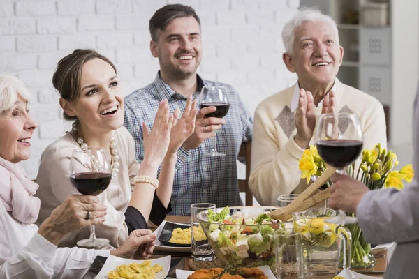 Glückliche Familienmitglieder klatschen in die Hände — Stockfoto