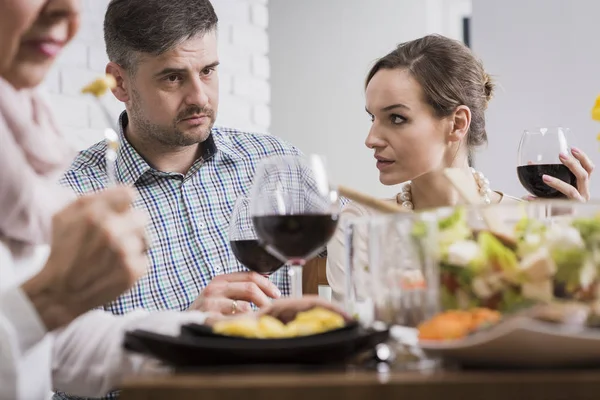 Aile akşam yemeği sırasında savunarak Çift — Stok fotoğraf