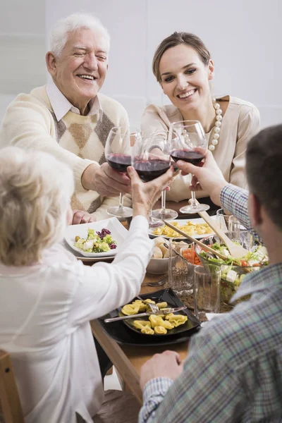 Família levantando copos com vinho — Fotografia de Stock