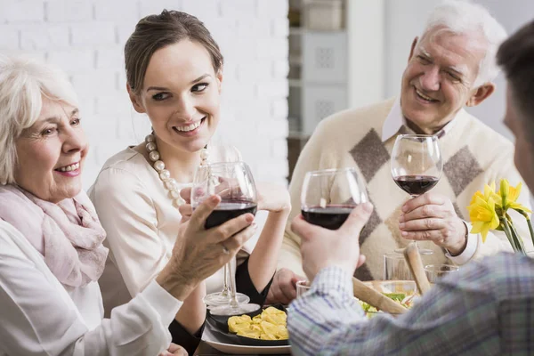 Familjen att höja glasögon — Stockfoto