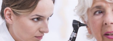 kontrol hastanın kulak mastar ile doktor