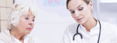  Endişeli Bayan doktor ile konuşmak