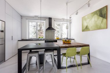 tablolar fütüristik tarzı ile mutfak