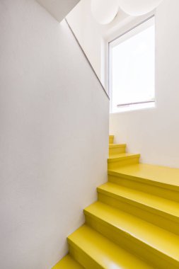 Minimalist evde sarı merdiven