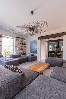 Süslü avize ile geniş oda